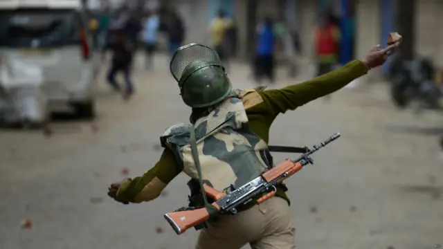 سیلاب سے متاثرہ افراد کے مظاہرے پر پولیس نے لاٹھی چارج کیا اور مظاہرین پر پتھراؤ بھی کیا۔