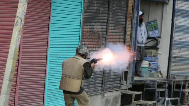 مظاہرین کو منتشر کرنے کے لیے آنسو گیس کا بھی استعمال کیا گیا۔