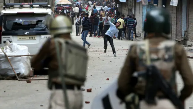 سیلاب کے متاثرین نے پولیس پر پتھراؤ کیا اور پولیس جواب میں آنسو گیس کے گولے داغتے رہے۔