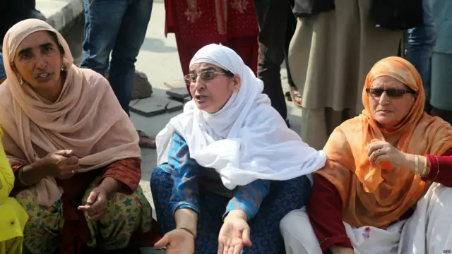 خواتین نے سری نگر میں دھرنا بھی دیا اور سرکار کی بے حسی پر احتجاج کیا