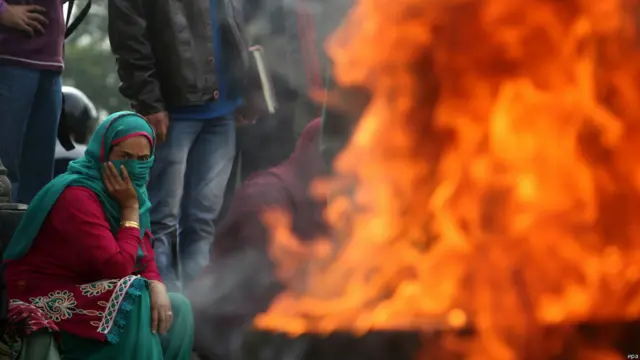 مظاہرین نے کئی جگہوں پر آگ لگا سڑکیں بند کر دیں۔
