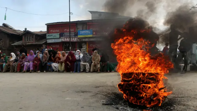 سری نگر میں حالیہ سیلاب کے بعد سرکاری امداد نہ ملنے پر سیلاب سے متاثرہ افراد نے مظاہرہ کیا جس میں عورتیں بھی شامل تھیں۔ 