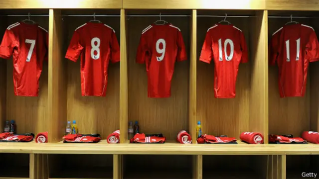 Kostum sepak bola di Liga Inggris beragam, mulai dari £39,99 hingga £55.