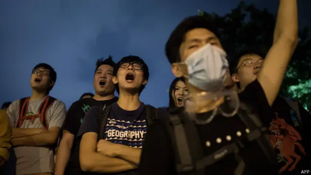 香港“占领中环”年轻示威者在行政长官办公室外与警察对峙（15/10/2014）