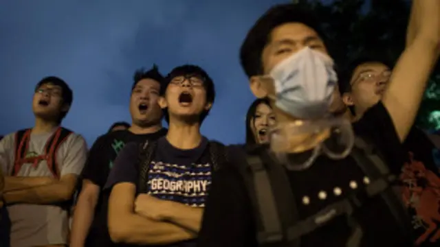 مظاہرین نے گذشتہ تین ہفتوں سے ہانگ کانگ کے کلیدی علاقوں پر دھرنا دے رکھا ہے