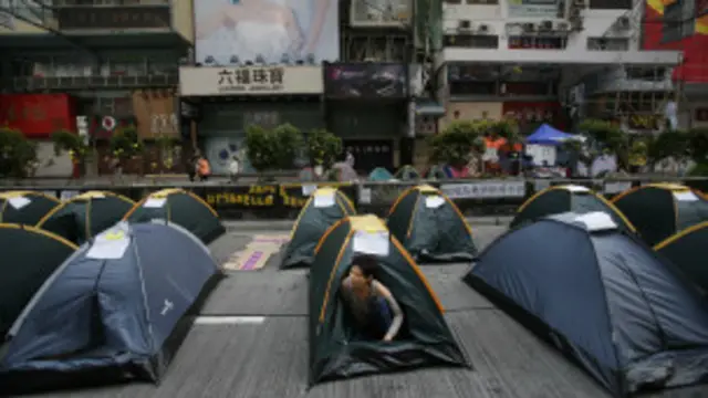 पुलिस प्रदर्शनकारियों को एक अंडरपास से हटाने की कोशिश कर रही थी