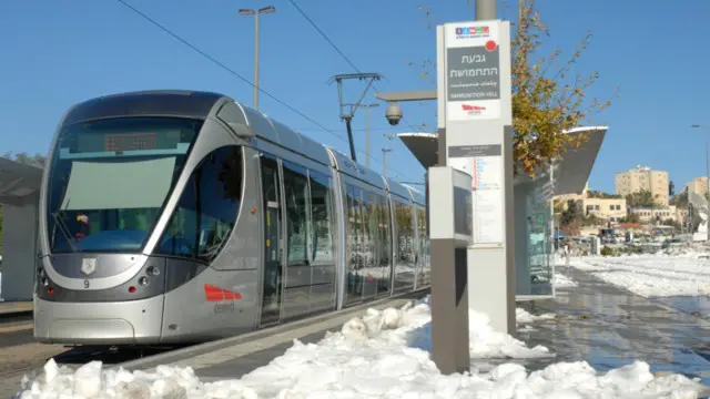 إسرائيل تقول إن السائق الفلسطيني اقتحم تجمع الركاب المنتظرين أمام محطة الترام.