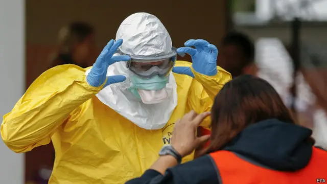 Врач в костюме биозащиты