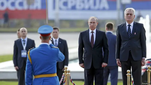 Сербський президент Томіслав Ніколіч вітає свого російського колегу біля палацу Сербії в Белграді