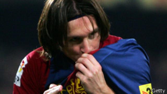 Messi se consagró en 2007 cuando anotó los tres goles en el empate 3-3 del Barcelona contra el Real Madrid.