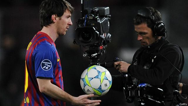 Messi se lleva el balón de recuerdo tras lograr la hazaña de cinco goles contra el Bayer Leverkusen.