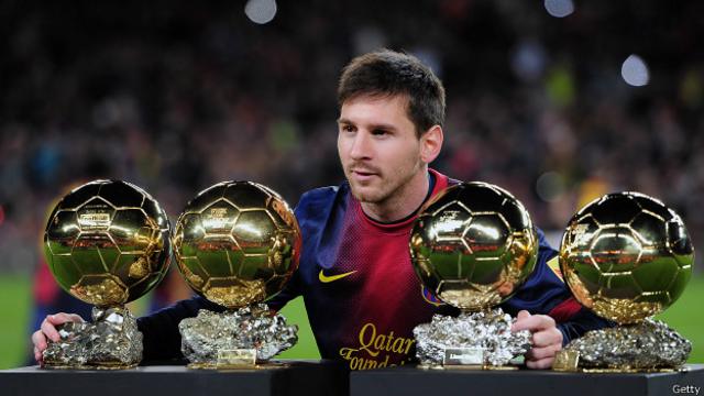 Messi posa con uno de sus más grandes tesoros, sus cuatro balones de oro.