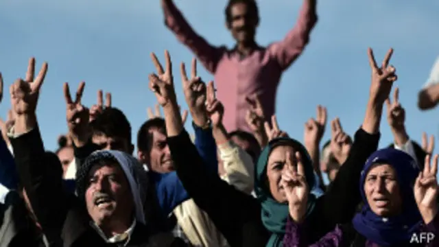 ကိုဘာနီမြို့ အနီးက ကာ့ဒ်လူမျိုးတွေ အောင်ပွဲခံစဉ်။