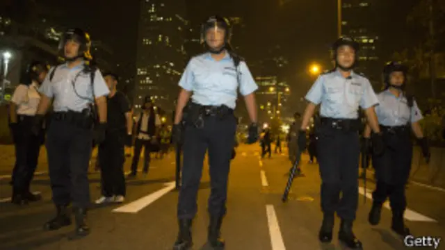 အစိုးရရုံး အနီးက လမ်းမတွေကို ရဲတွေက ရှင်းလင်း