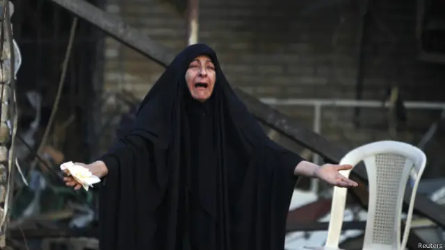 Mujer en Kadhimiya se lamenta tras atentado 