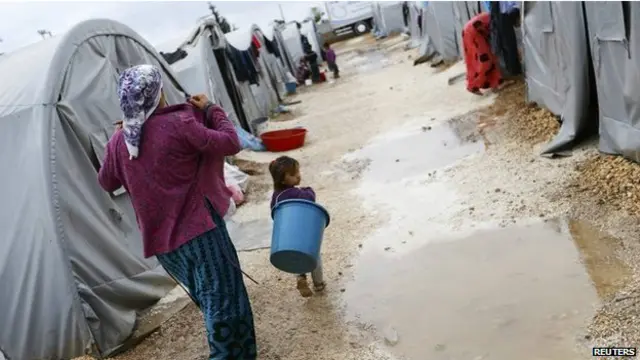 Hücumların başlnamsınadn bəri Kobani şəhərini 160 mindən çox adam tərk edib. 