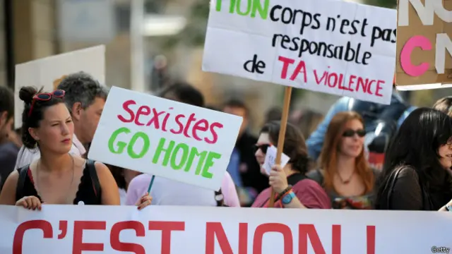 Uxlayotgan ayollarning yalangoch mushuklari Onamni sikdim haqiqiy video