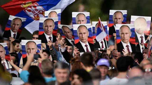 Жители Белграда приветствуют Путина