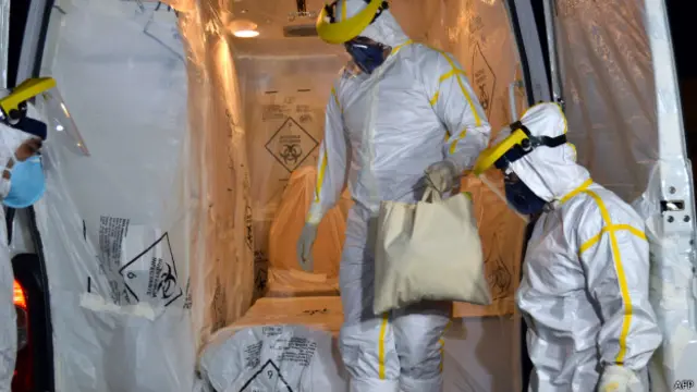 Técnicos brasileiros lidam com suspeita de ebola (Foto: AFP)