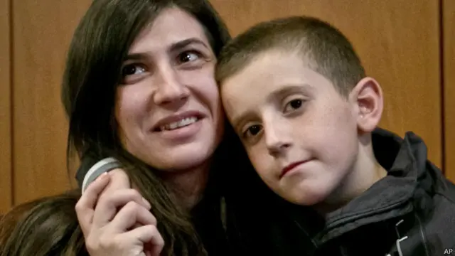 Erion eaposta online como funcionamãe, durante reencontro no aeroportoaposta online como funcionaKosovo (AP)