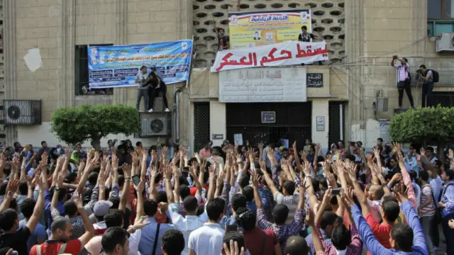 مظاهرة مناهضة للحكومة أمام جامعة القاهرة يوم 12 اكتوبر/تشرين الاول