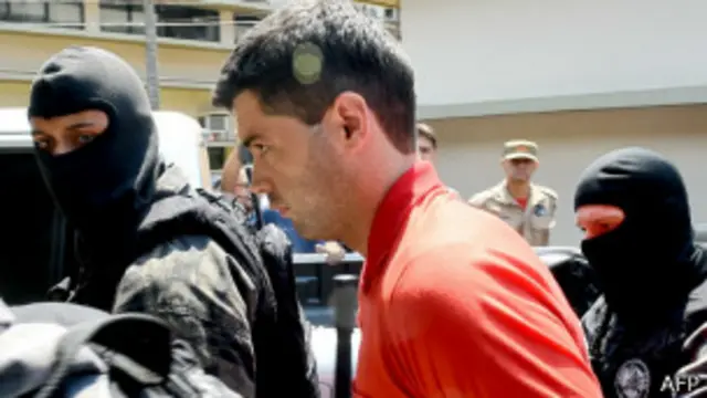 Thiago Henrique Gomes da Rocha, sospechoso de matar 39 personas en Brasil, es escoltado por la policía.