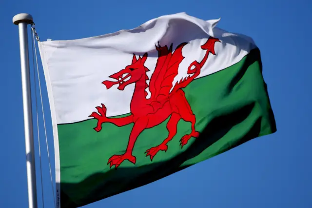 Xứ Wales cũng đã có lá cờ rồng đỏ trên nền xanh của riêng mình