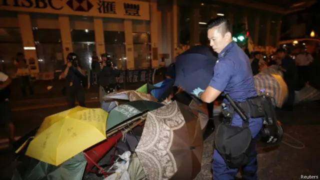 香港警察在旺角商业区拆除示威者的帐篷和障碍物。