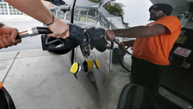 Un hombre pone gasolina