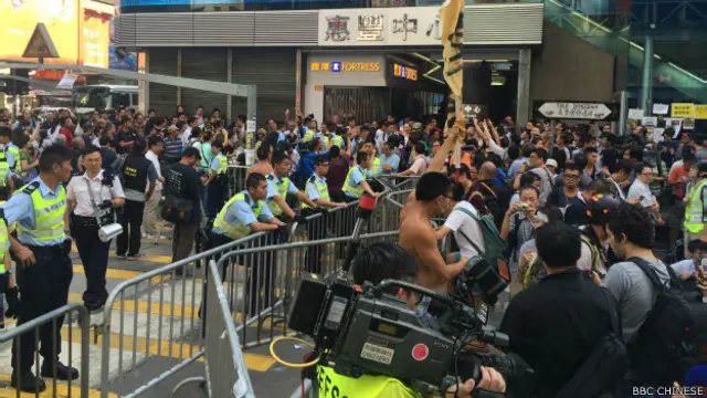 目前示威者已聚集上百人