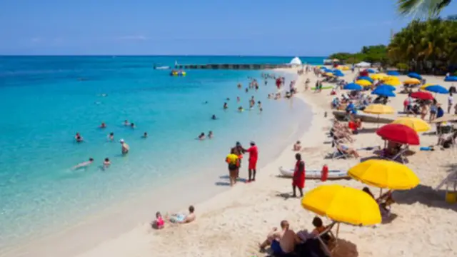 Ribuan turis mengunjungi Jamaika setiap tahunnya.