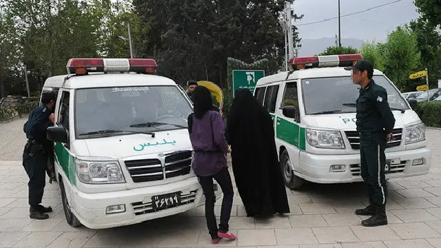 حکومت ایران قوانین سخت‌گیرانه‌ای برای پوشش زنان دارد و محافظه‌کاران، دولت روحانی را به سهل‌انگاری در این باره متهم می‌کنند