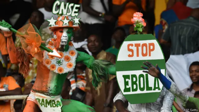 Torcedor levanta faixa: 'Stop ebola' em jogo das eliminatórias da Copa Africana de Nações / Crédito: AFP Getty