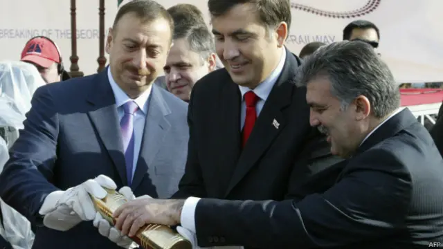 Əliyev, Saakaşvili, Gül