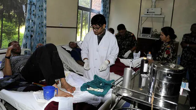 काठमांडो के एक अस्पताल में भर्ती बर्फीले तूफ़ान में ज़िंदा बचे लोग.