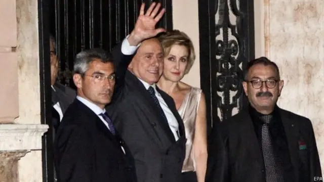 贝卢斯科尼在普京造访之后挥手再见。