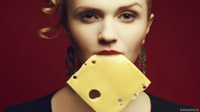 Mujer con queso en la boca