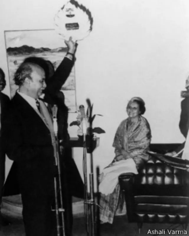 प्रेम भगत इंदिरा गांधी के साथ