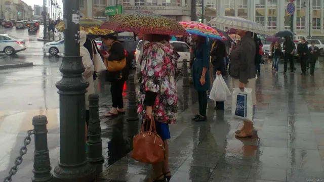 Люди на улице под зонтиками