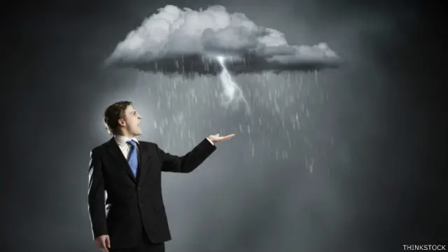 Empleado bajo una nube de tormenta