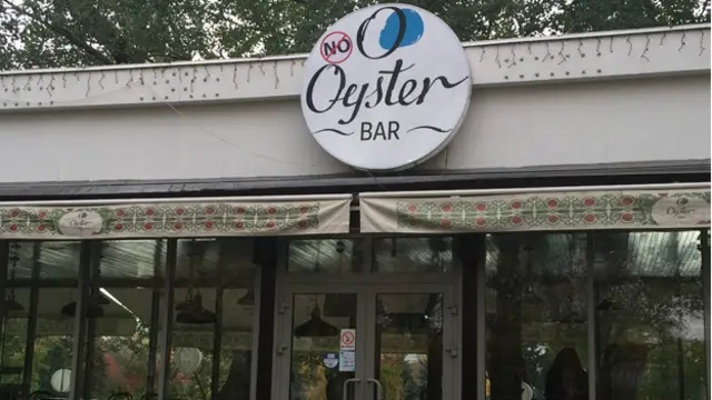 Moskvada adını “Oyster Bar”dan, “No Oyster Bar”-a dəyişdirən restoran üzərində lövhə.