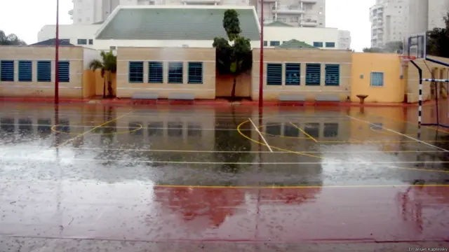 школьный двор во время дождя