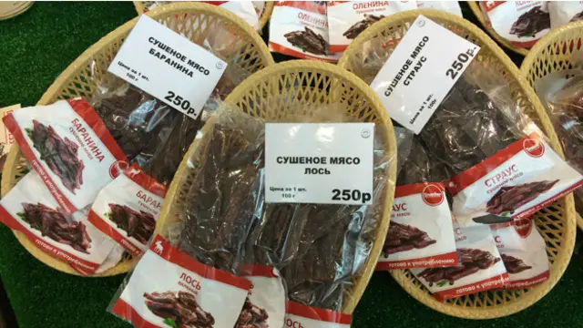 Moskva mağazasında müxtəlif ət növləri satılır.