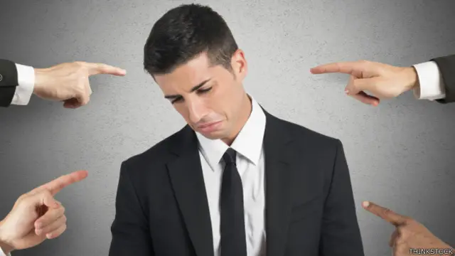 Ejecutivo con dedos que le apuntan