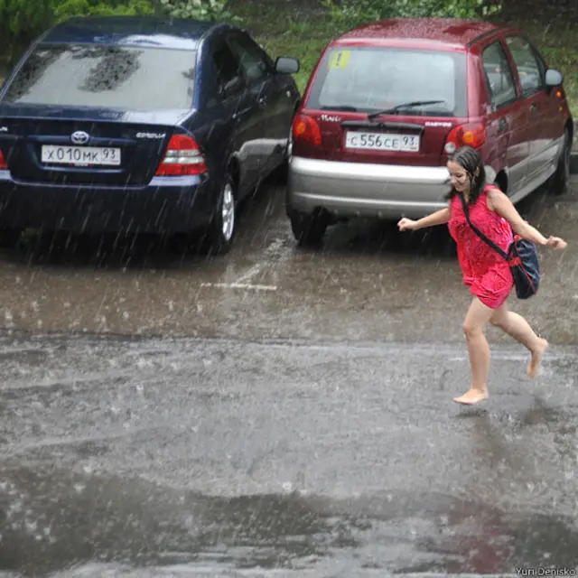 Девушка бежит под дождем