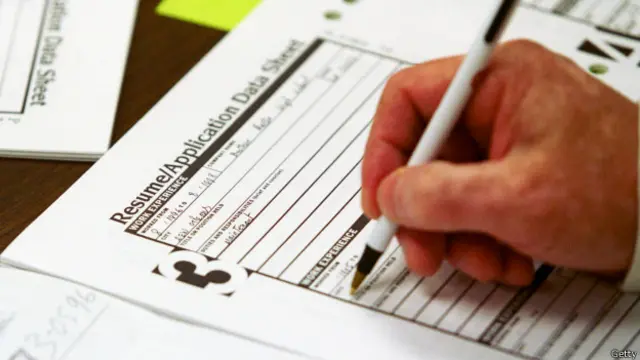 Una persona llenado un CV