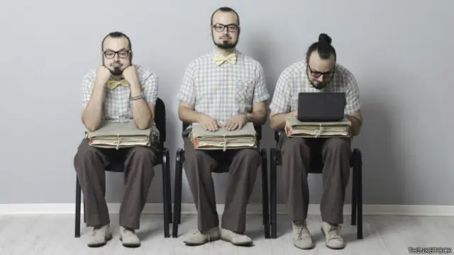 Tres imágenes de una persona que espera por una entrevista de trabajo