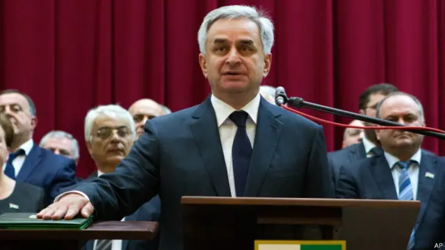 Рауль Хаджимба написал на сайте, что по ряду положений представленного проекта договора "видение российской стороны и президента различаются"