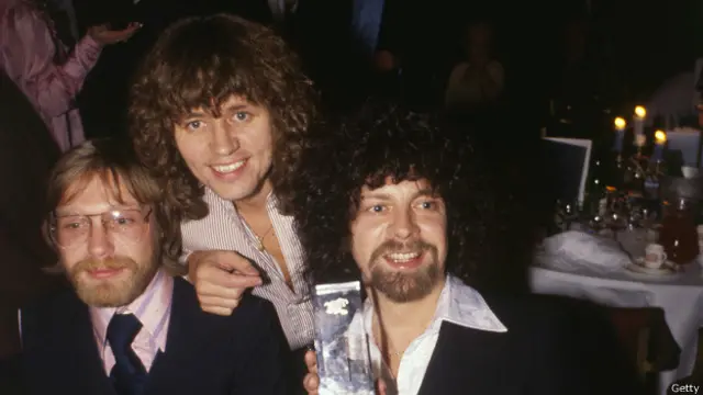 Miembros de la banda británica Electric Light Opera