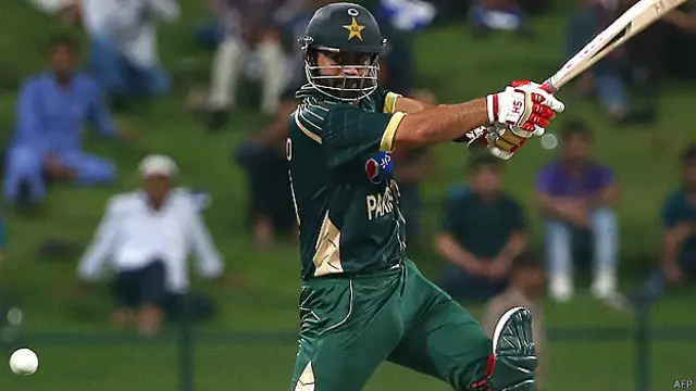 احمد شہزاد نے دونوں اننگز میں نصف سنچریاں بنائیں